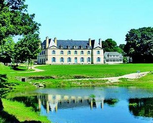 Le château de Kerampuil est situé au lieu-dit Kerampuil, à moins d’un kilomètre du centre-ville de Carhaix-Plouguer, dans le Finistère